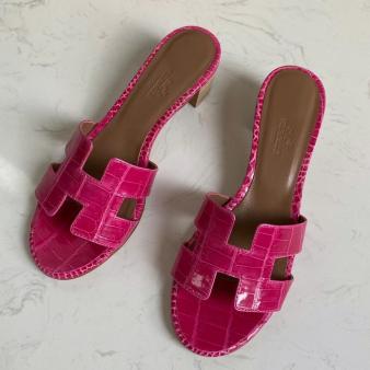 Hermes Oasis Sandals in Shiny Niloticus Crocodile Rose Red