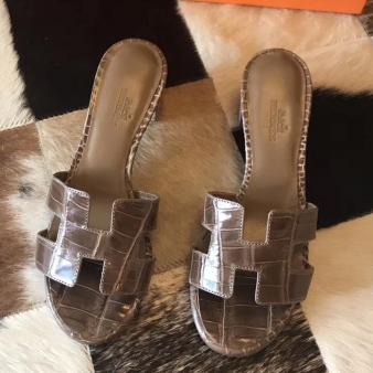 Hermes Oasis Sandals in Shiny Niloticus Crocodile Taupe